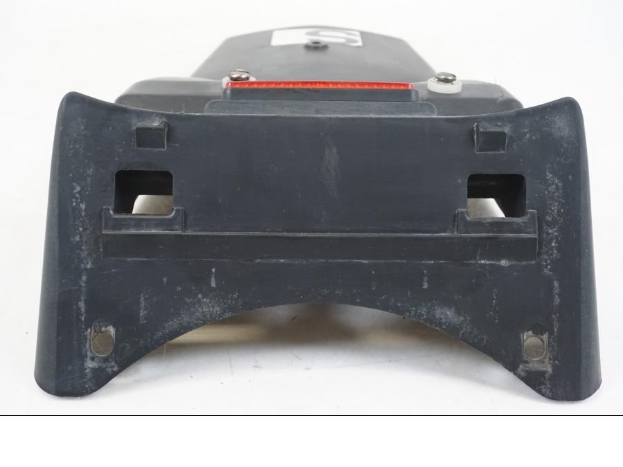 Vänster sida på Skylthållare från en Honda ST 1300 -2002 motorcykel.