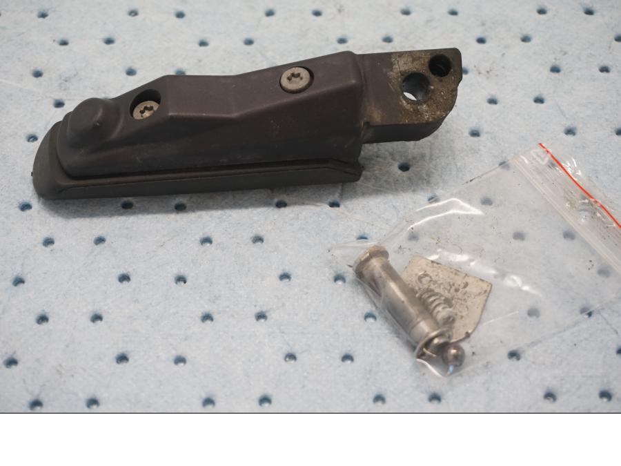 Höger sida på Fotpinne från en BMW F 800 ST -2007 motorcykel.