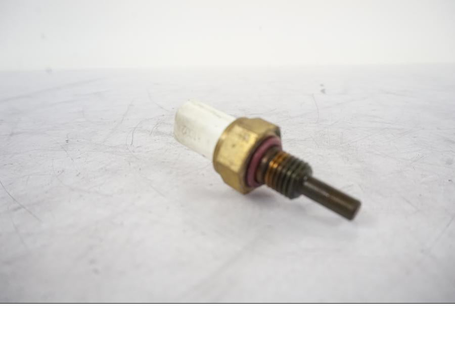 Framsidan på Vattentermostatgivare från en KTM 790 Duke -2019 motorcykel.