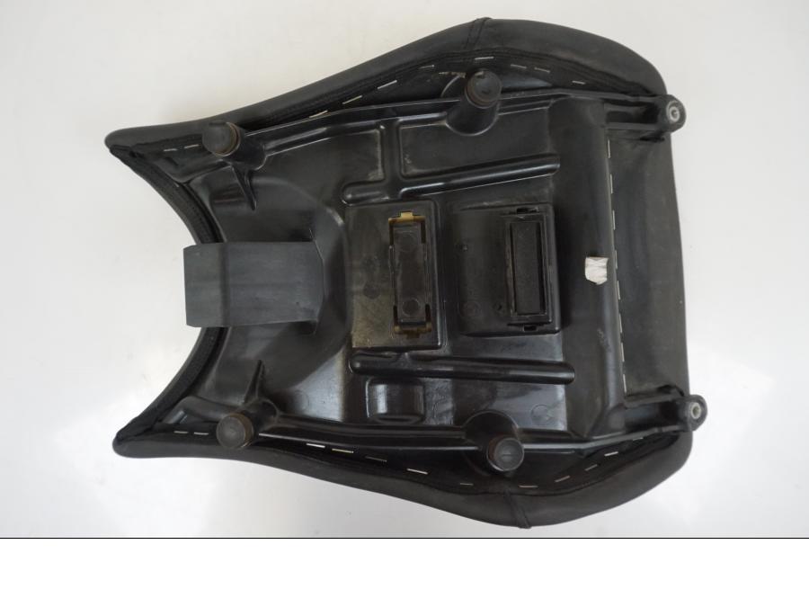 Snett nerifrån på Sadel från en BMW S 1000 R -2019 motorcykel.