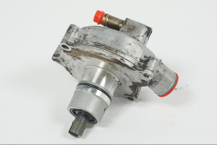 Vänster sida på Vattenpump från en Suzuki GSX-R 750 -1997 motorcykel.