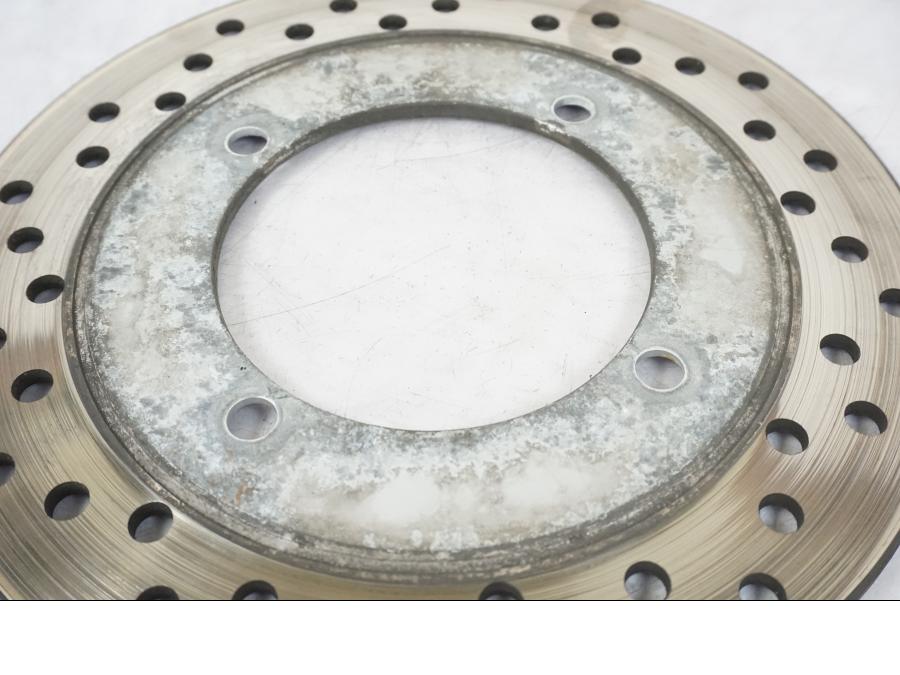 Snett nerifrån på Bromsskiva från en Honda CB 750 -1996 motorcykel.