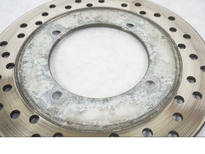 Snett nerifrån på Bromsskiva från en Honda CB 750 -1996 motorcykel.