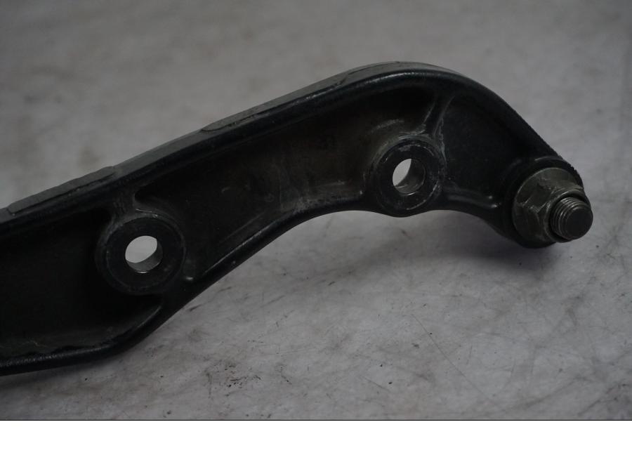 Snett uppifrån på Bromsoksfäste från en Suzuki VL 1500 -1998 motorcykel.