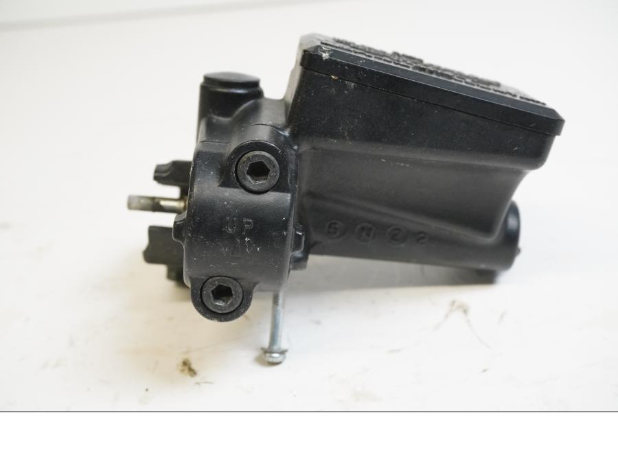 Baksidan på Kopplingshuvudcylinder från en Yamaha FJR 1300 -2016 motorcykel.