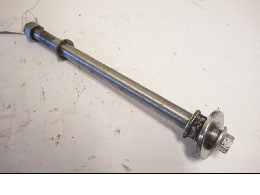 Framsidan på Axel från en Kawasaki VN 1600 -2006 motorcykel.