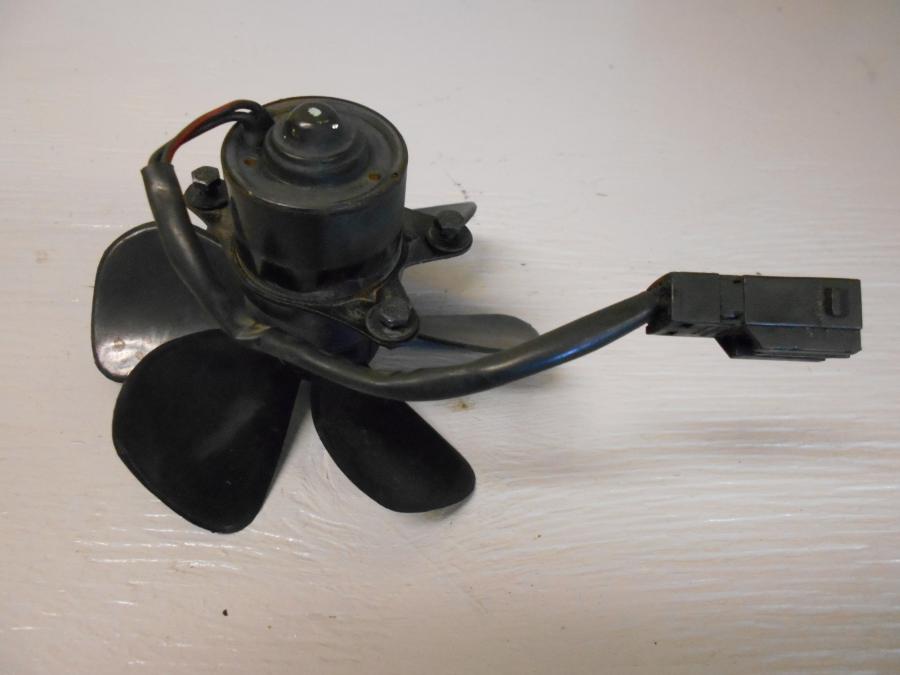 Baksidan på Vattenkylfläkt från en BMW K 1200 LT -2007 motorcykel.