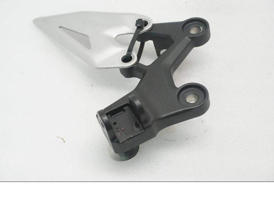 Framsidan på Fotpinnefäste från en Kawasaki Z 400 -2020 motorcykel.