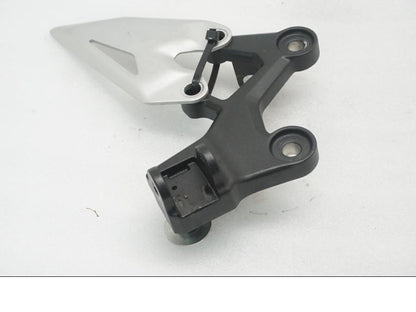 Framsidan på Fotpinnefäste från en Kawasaki Z 400 -2020 motorcykel.