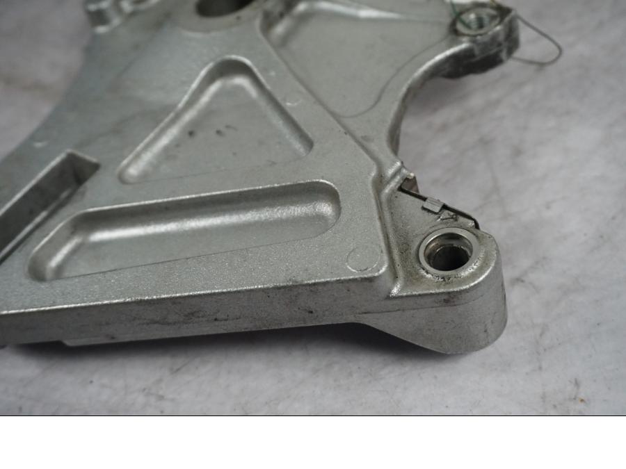 Snett nerifrån på Bromsoksfäste från en Kawasaki Z 1000 -2008 motorcykel.