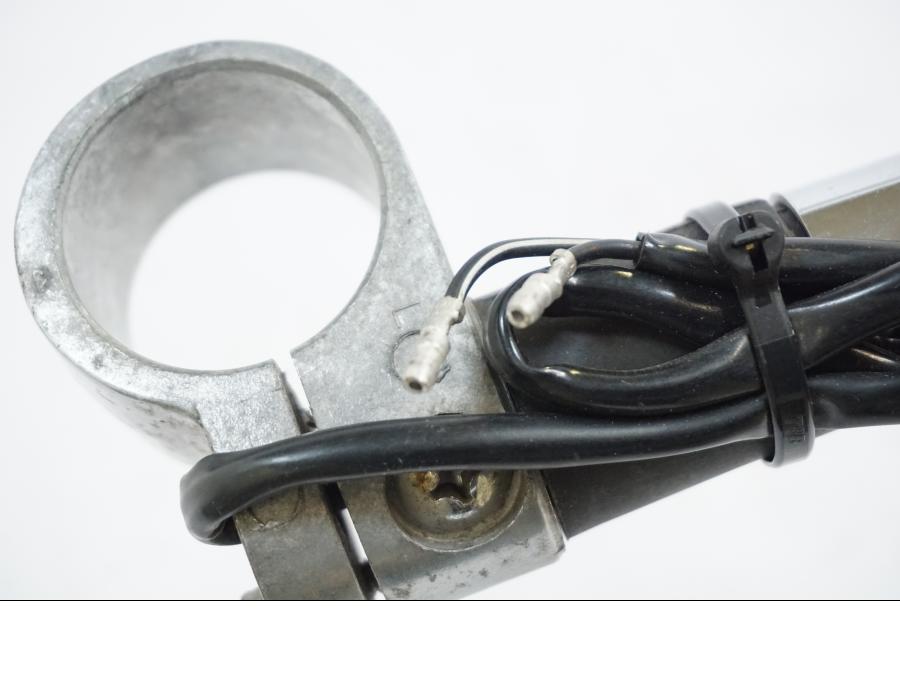 Snett nerifrån på Blinkers från en Suzuki VS 800 -1994 motorcykel.