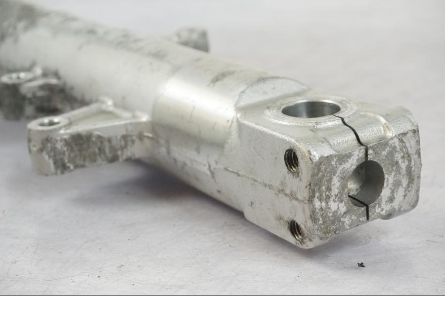 Baksidan på Gaffelben från en Honda CBR 1100 XX -1999 motorcykel.