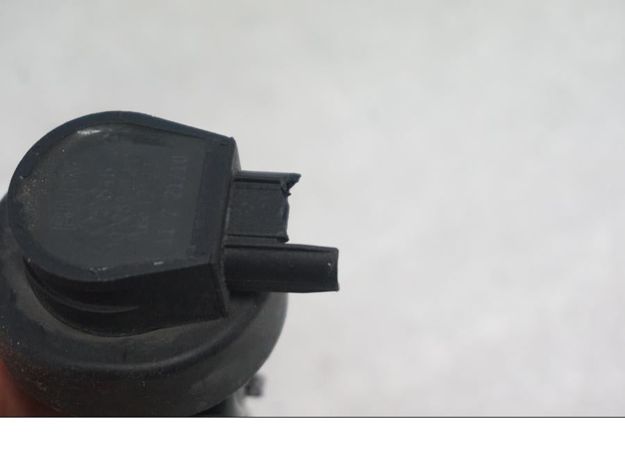 Baksidan på Tändspole från en BMW K 1300 R -2011 motorcykel.