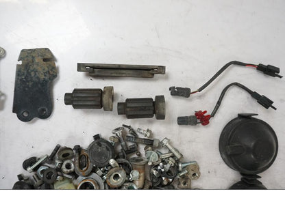 Snett uppifrån på Skruv / Mutter etc från en Kawasaki Versys 650 -2014 motorcykel.