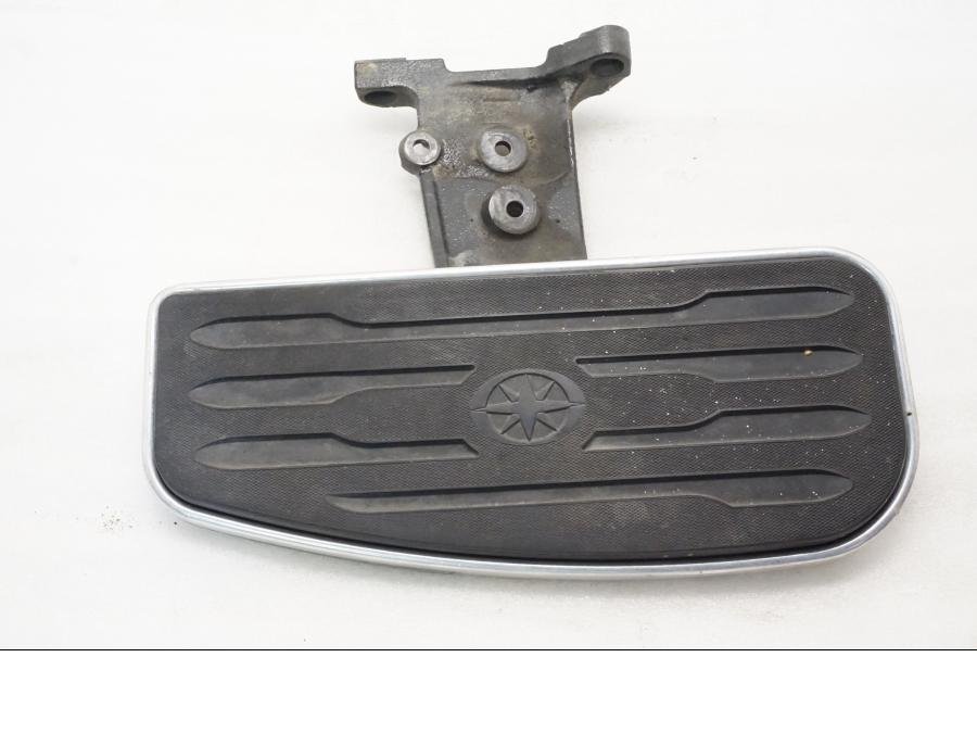 Baksidan på Fotplatta från en Yamaha XVZ 13TD -1999 motorcykel.