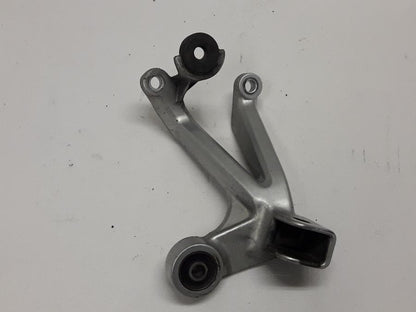 Framsidan på Fotpinnefäste från en Suzuki GSX-R 600 -1998 motorcykel.