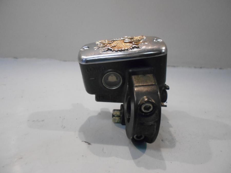 Baksidan på Bromshuvudcylinder från en Honda GL 1800 -2001 motorcykel.