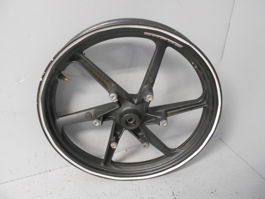 Framsidan på Fälg från en Honda CBR 125 R -2006 motorcykel.