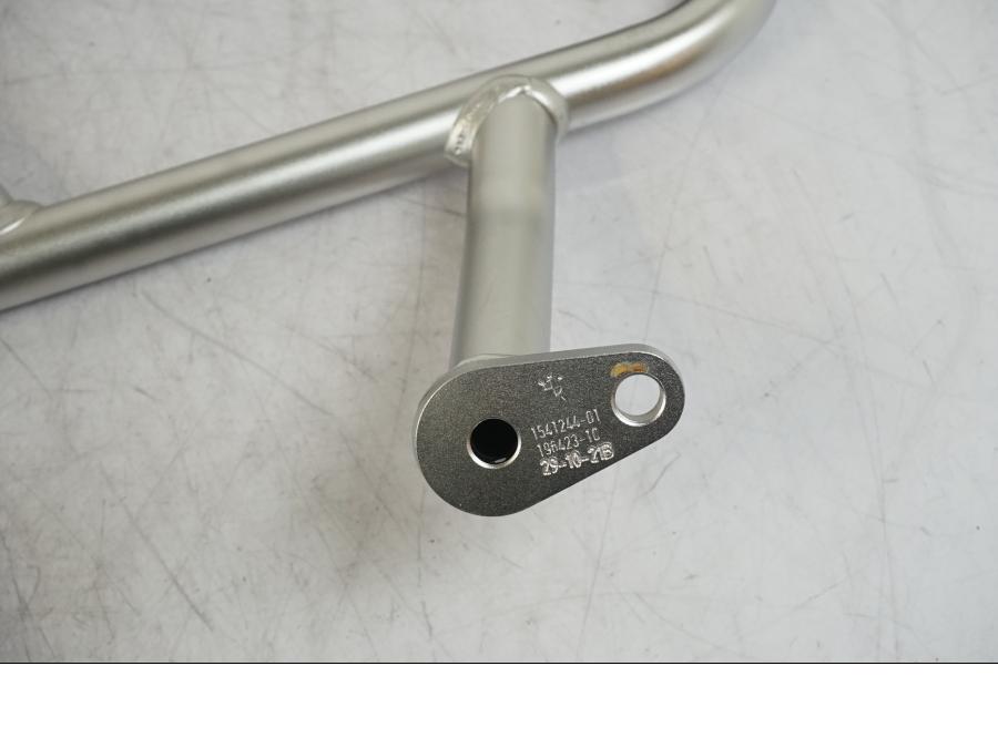 Snett nerifrån på Motorskyddsbåge från en BMW R 1250 GSA -2022 motorcykel.