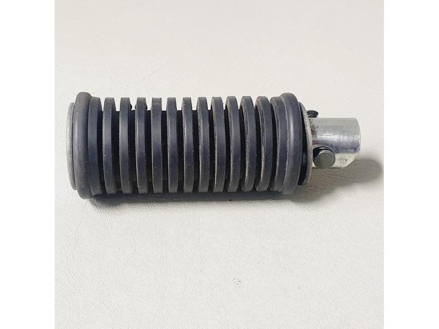 Baksidan på Fotpinne från en Suzuki VL 800 -2001 motorcykel.