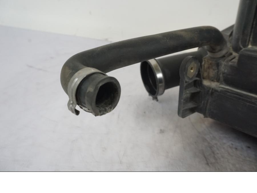 Snett nerifrån på Luftburk från en BMW R 1150 GS -2002 motorcykel.