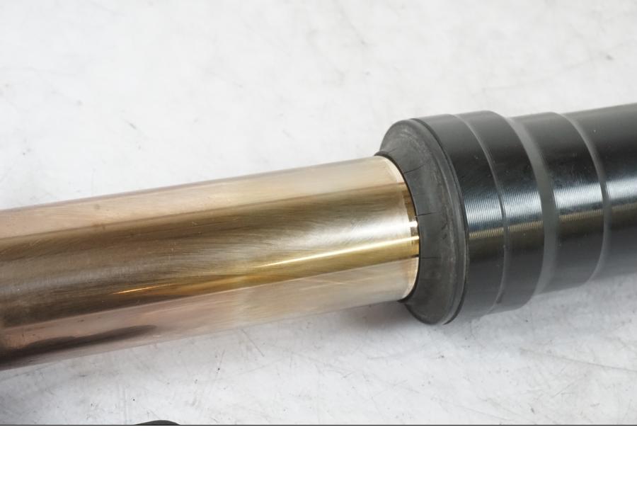 Snett nerifrån på Gaffelben från en Suzuki GSX-R 750 -2007 motorcykel.