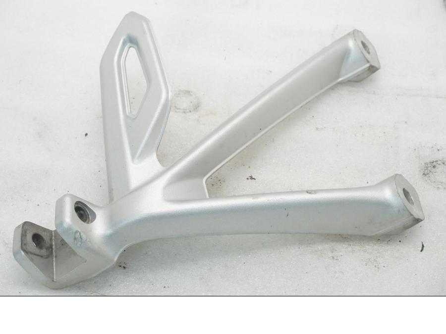 Framsidan på Fotpinnefäste från en BMW R 1200 GSA -2017 motorcykel.