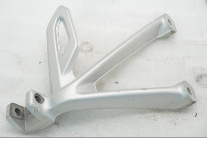 Framsidan på Fotpinnefäste från en BMW R 1200 GSA -2017 motorcykel.