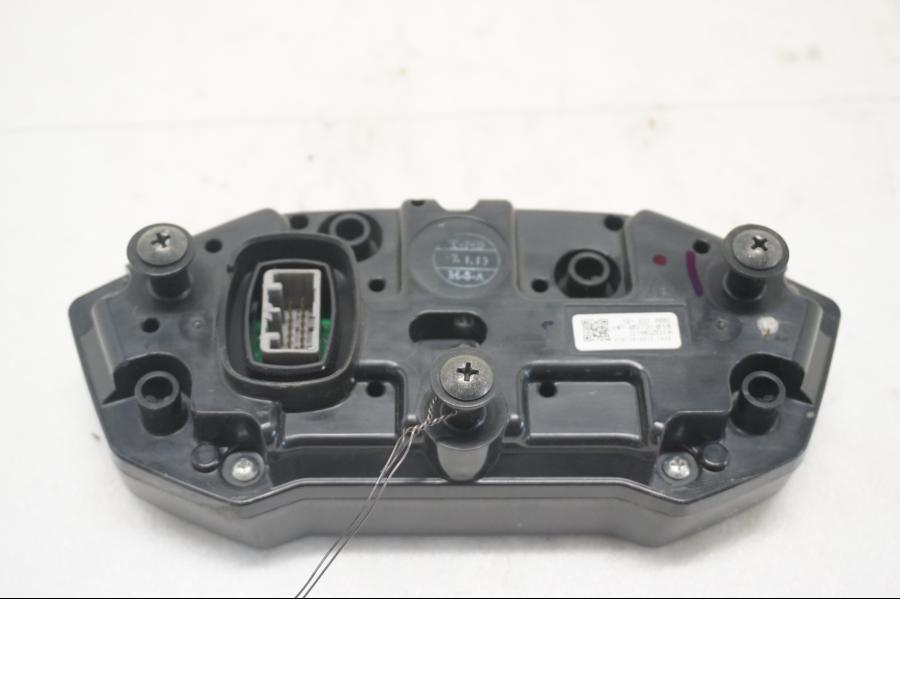 Baksidan på Instrumentpanel från en Honda CBR 500 R -2013 motorcykel.