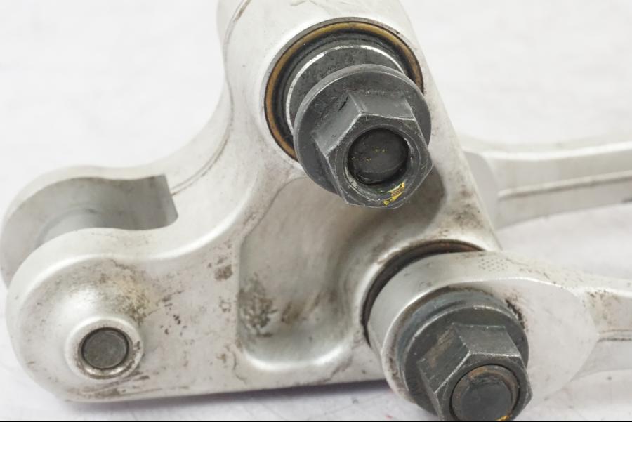 Snett nerifrån på Stötdämparlänkage från en KTM 690 Duke -2015 motorcykel.