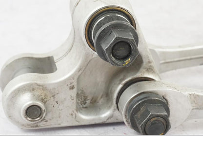 Snett nerifrån på Stötdämparlänkage från en KTM 690 Duke -2015 motorcykel.