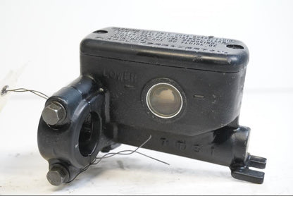 Framsidan på Bromshuvudcylinder från en Honda VFR 800 -1998 motorcykel.