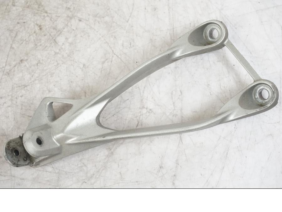 Framsidan på Fotpinnefäste från en Kawasaki ZX-6R -2006 motorcykel.