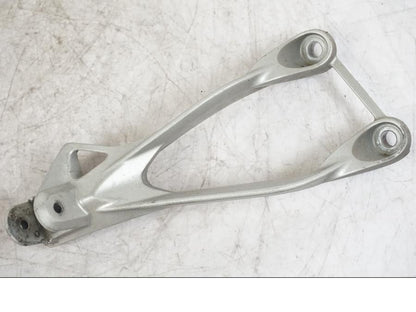 Framsidan på Fotpinnefäste från en Kawasaki ZX-6R -2006 motorcykel.