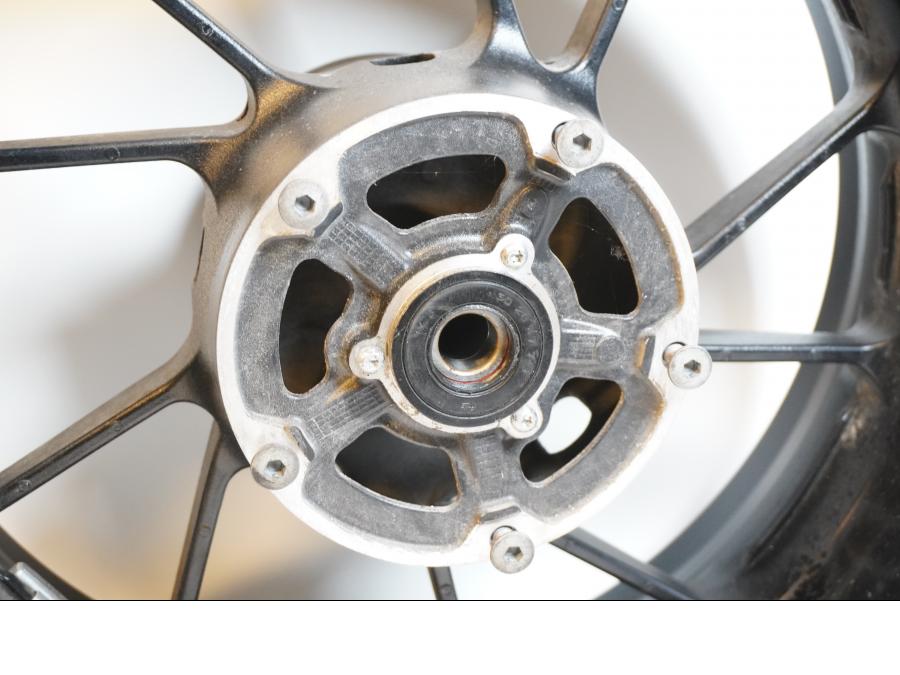 Baksidan på Fälg från en Yamaha MT-09 Tracer -2016 motorcykel.