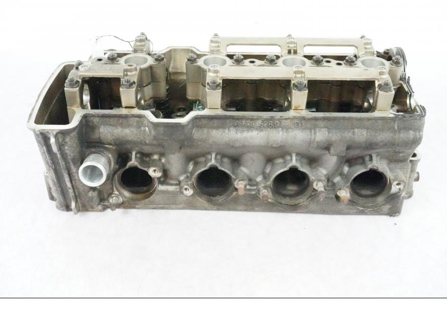 Vänster sida på Topplock från en BMW K 1200 S -2005 motorcykel.