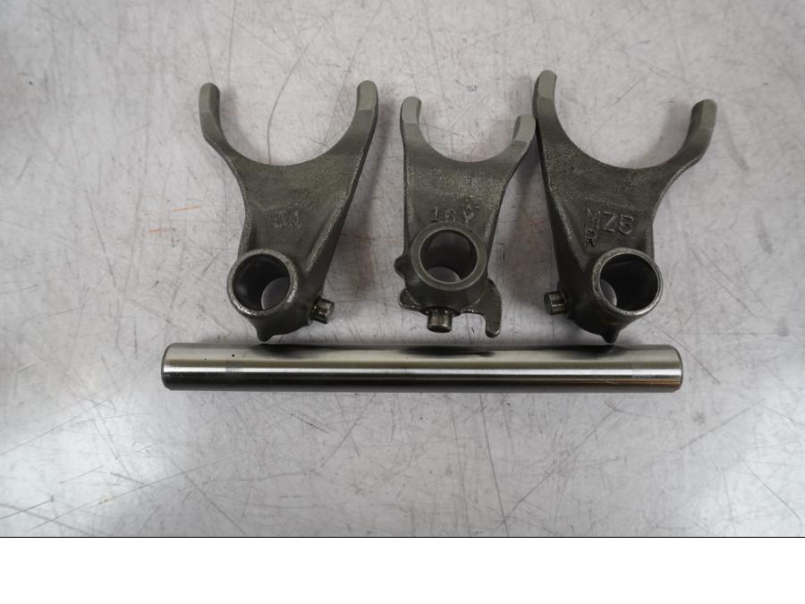 Framsidan på Växelgaffel från en Honda VFR 800 -2005 motorcykel.