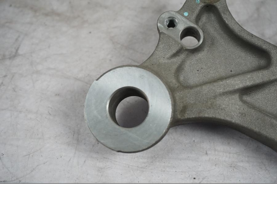 Snett uppifrån på Bromsoksfäste från en Honda CB 650 R -2019 motorcykel.