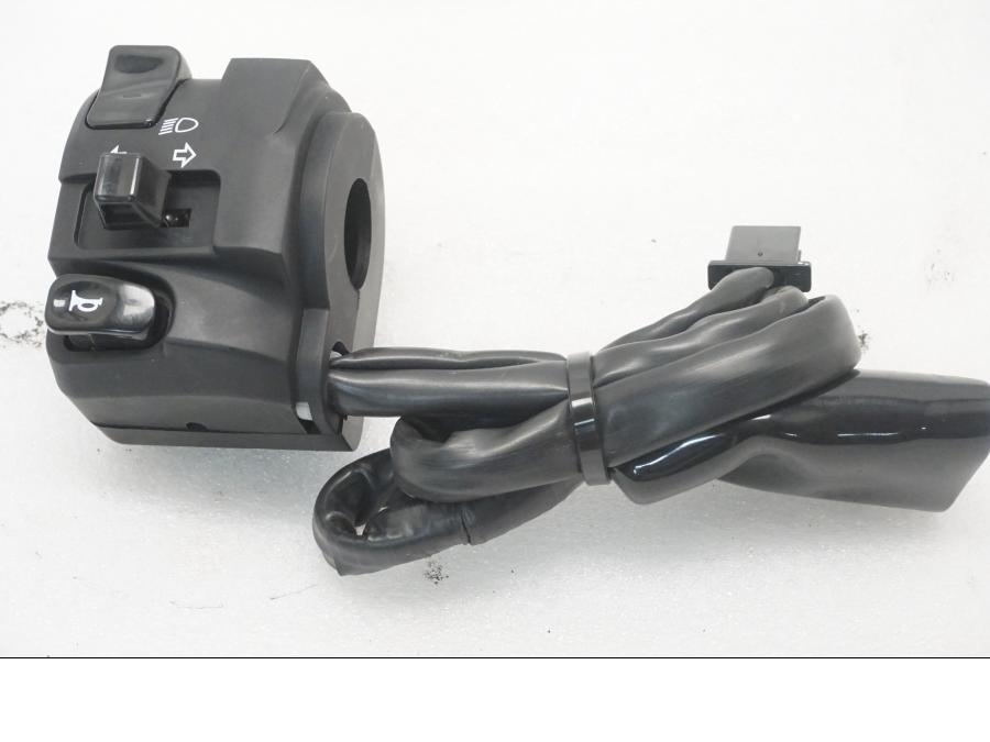 Framsidan på Styrelreglage från en Kawasaki Z 400 -2020 motorcykel.