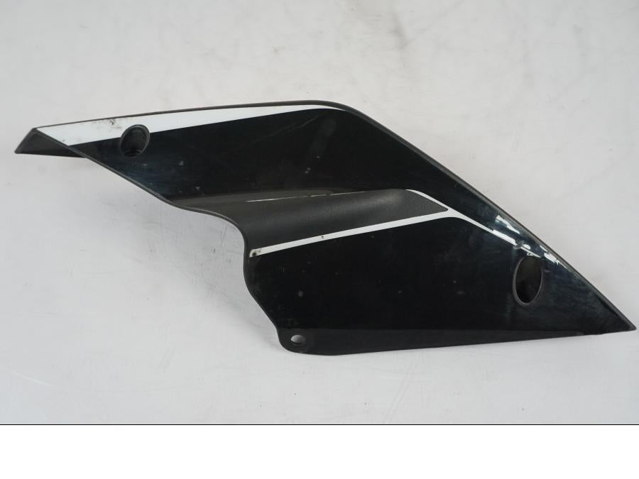 Höger sida på Bakvinge från en KTM 1290 Super Duke R -2015 motorcykel.