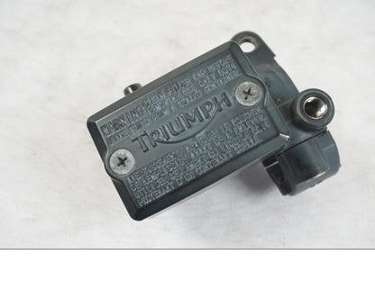 Baksidan på Bromshuvudcylinder från en Triumph Tiger Explorer -2013 motorcykel.