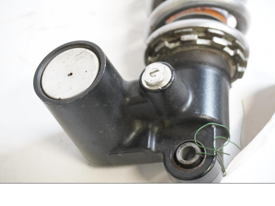 Baksidan på Stötdämpare från en Kawasaki ZZ-R 1400 -2007 motorcykel.