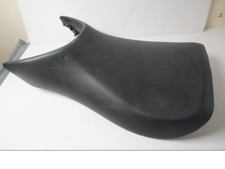 Baksidan på Sadel från en Hyosung GT 650 -2006 motorcykel.