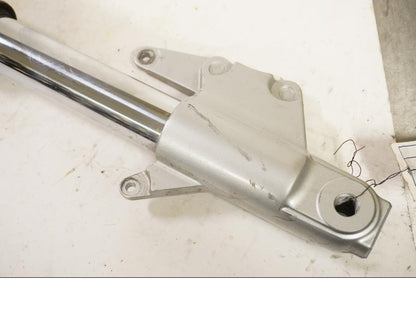 Baksidan på Gaffelben från en Suzuki VZ 800 -1997 motorcykel.