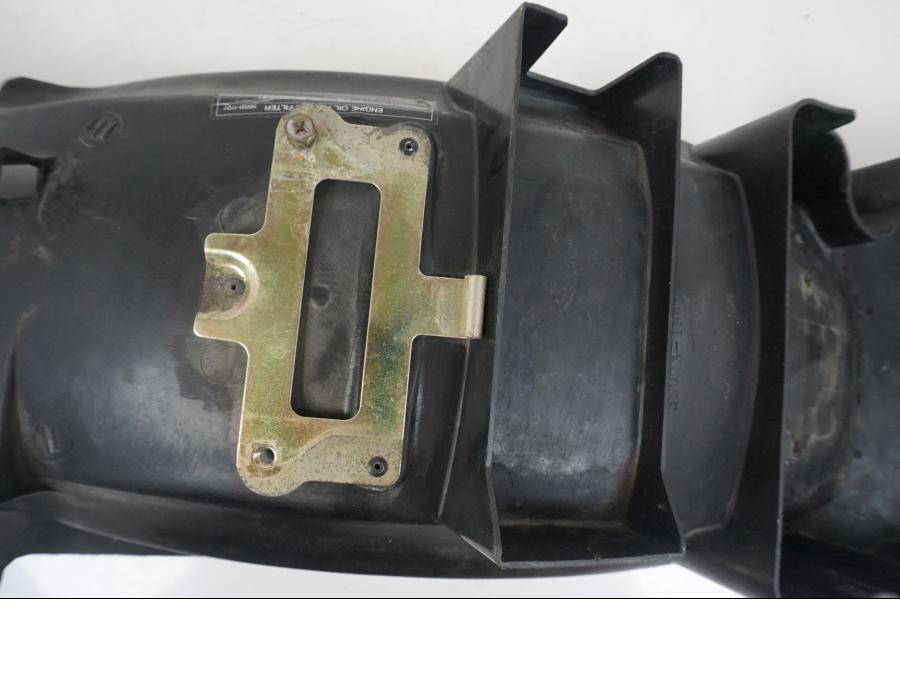 Snett nerifrån på Undertail från en Kawasaki ZZR 1100 -1994 motorcykel.