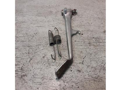 Baksidan på Sidostöd från en Suzuki LS 650 -2002 motorcykel.