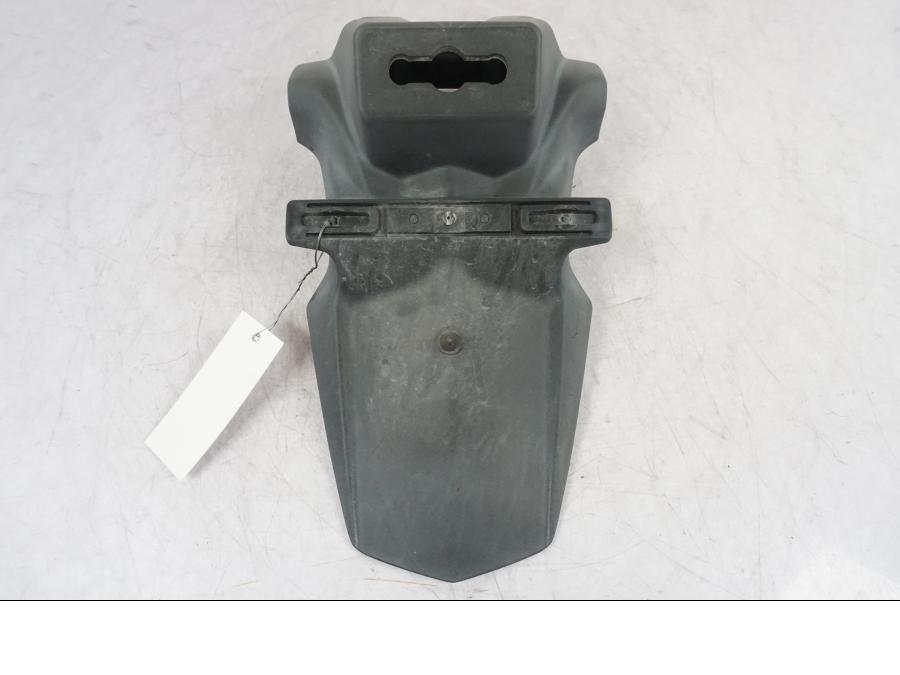 Baksidan på Skylthållare från en Suzuki GSF 1250 -2010 motorcykel.