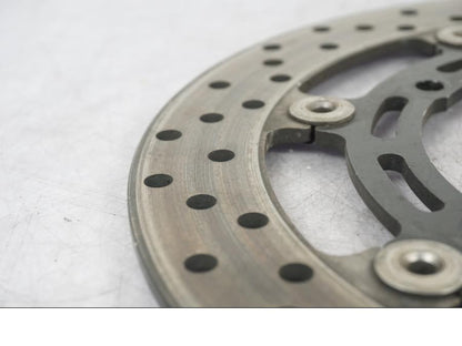 Baksidan på Bromsskiva från en Yamaha FZ-6 -2008 motorcykel.