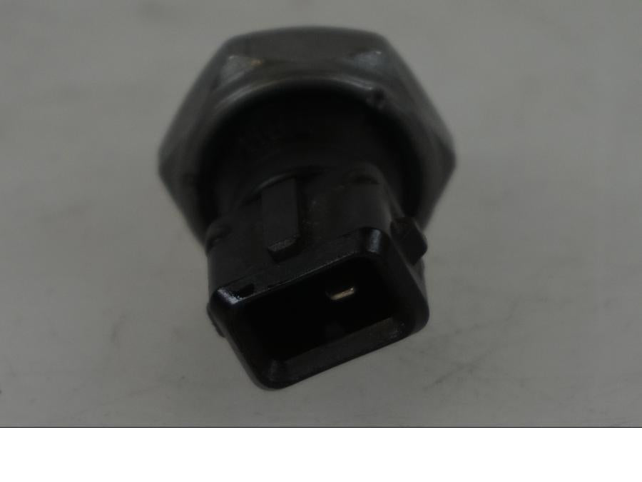 Höger sida på Oljetryckgivare från en BMW F 800 GS -2009 motorcykel.