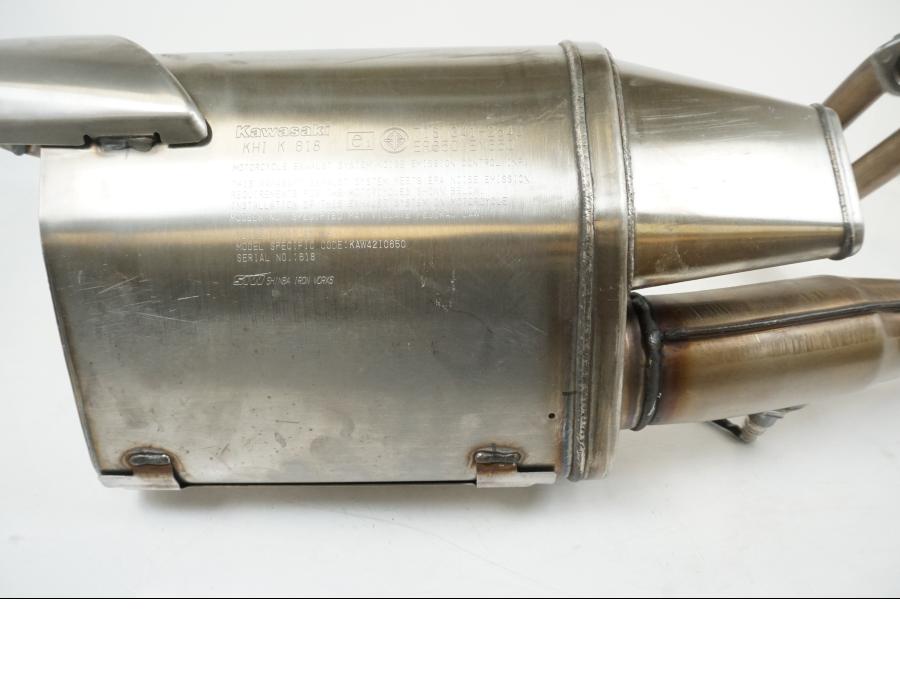 Vänster sida på Avgassystem från en Kawasaki ER-6N -2012 motorcykel.